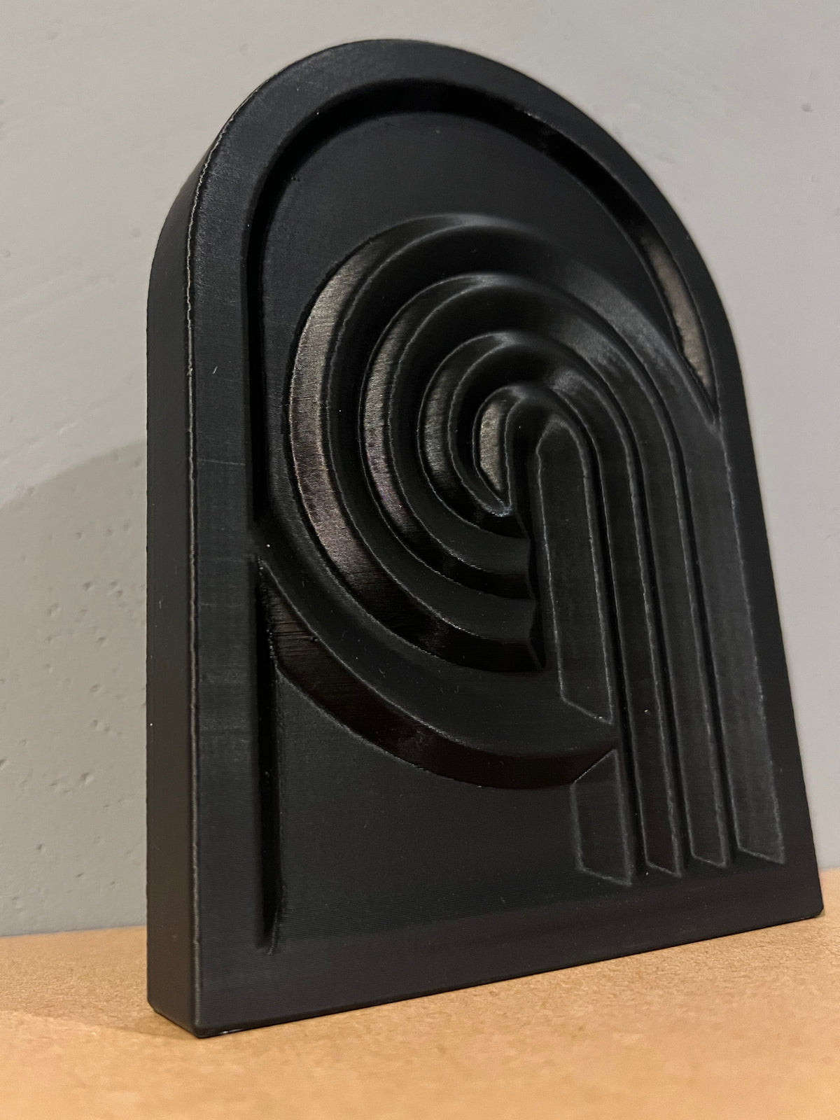 Tischskulptur „Neo‑Relief“ – 3D‑gedruckte Minimal‑Deko