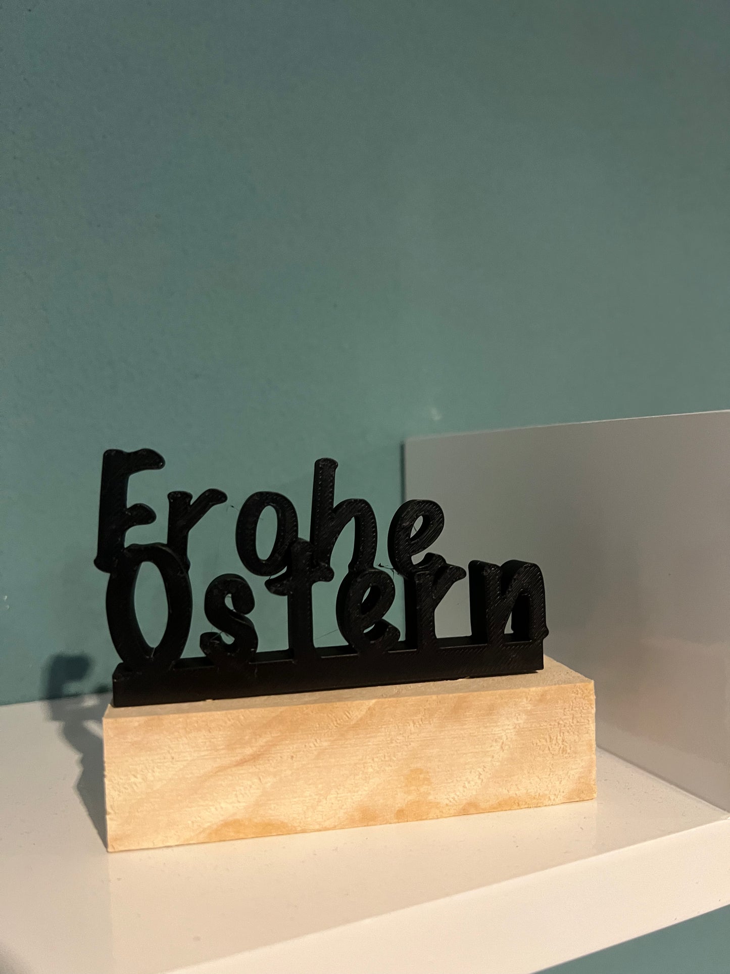 Frohe Ostern Schriftzug – Moderne Osterdeko aus Holz & 3D Druck | Minimalistische Tischdeko | Frühlingsdeko