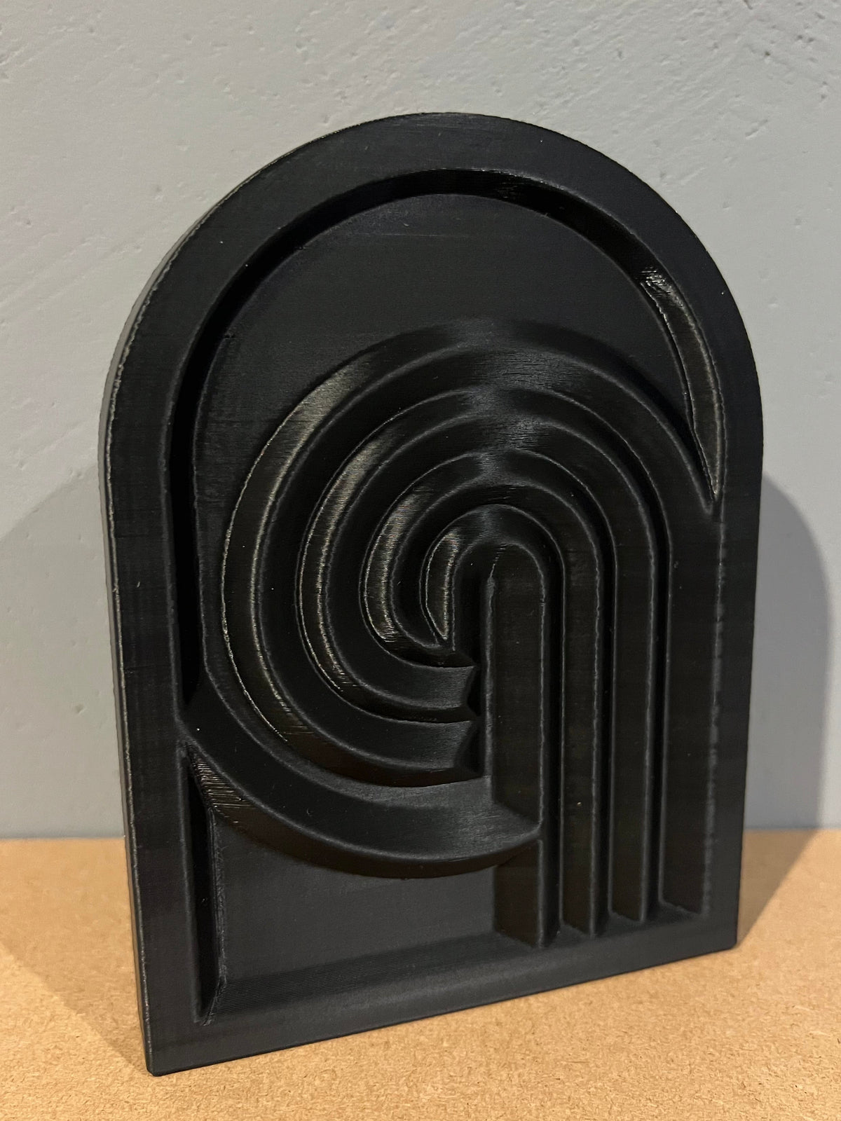 Tischskulptur „Neo‑Relief“ – 3D‑gedruckte Minimal‑Deko