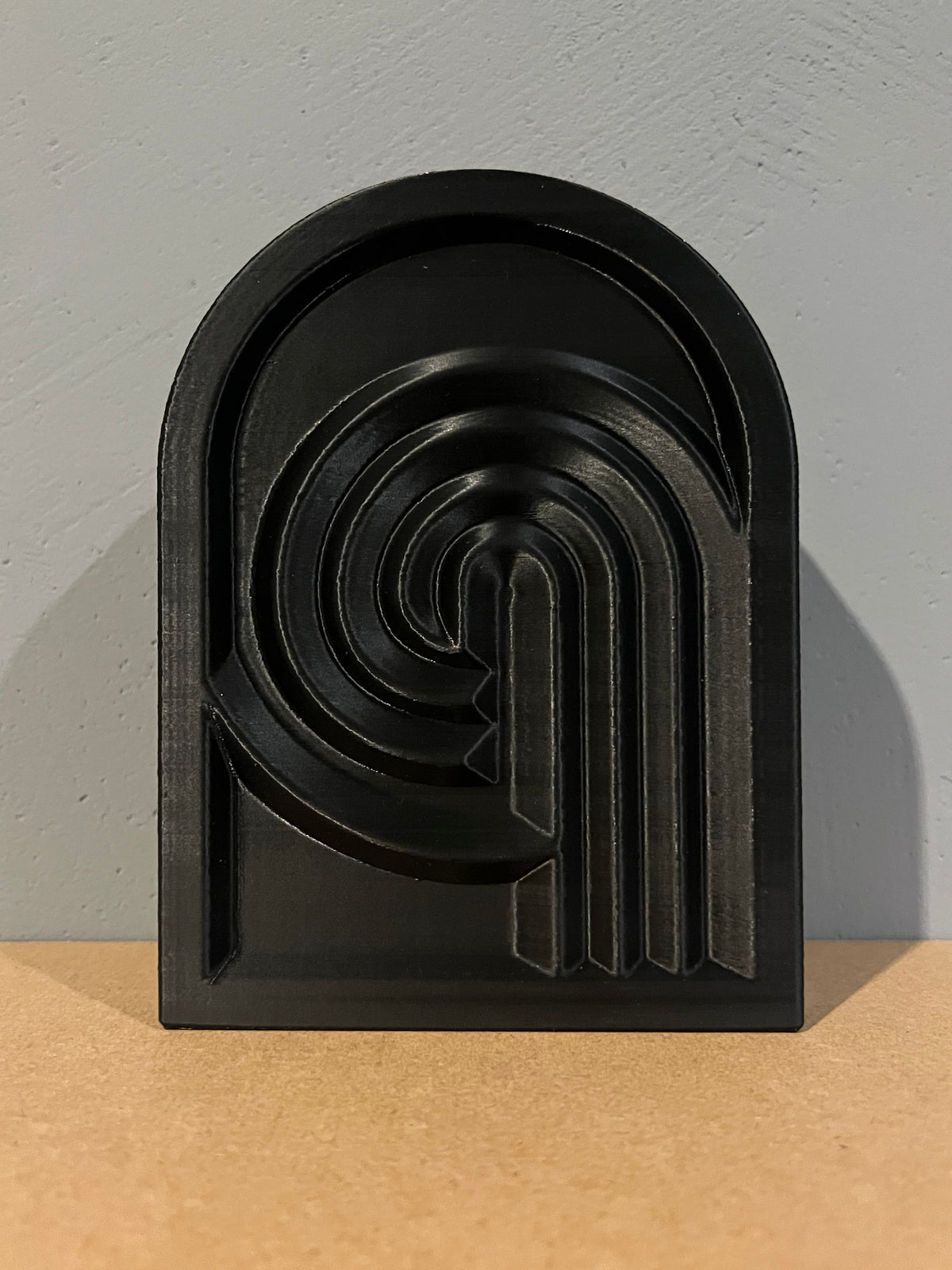 Tischskulptur „Neo‑Relief“ – 3D‑gedruckte Minimal‑Deko